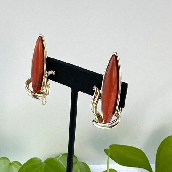 1950s Thermoset Coral Clip On Earrings - Picture 2 of 7